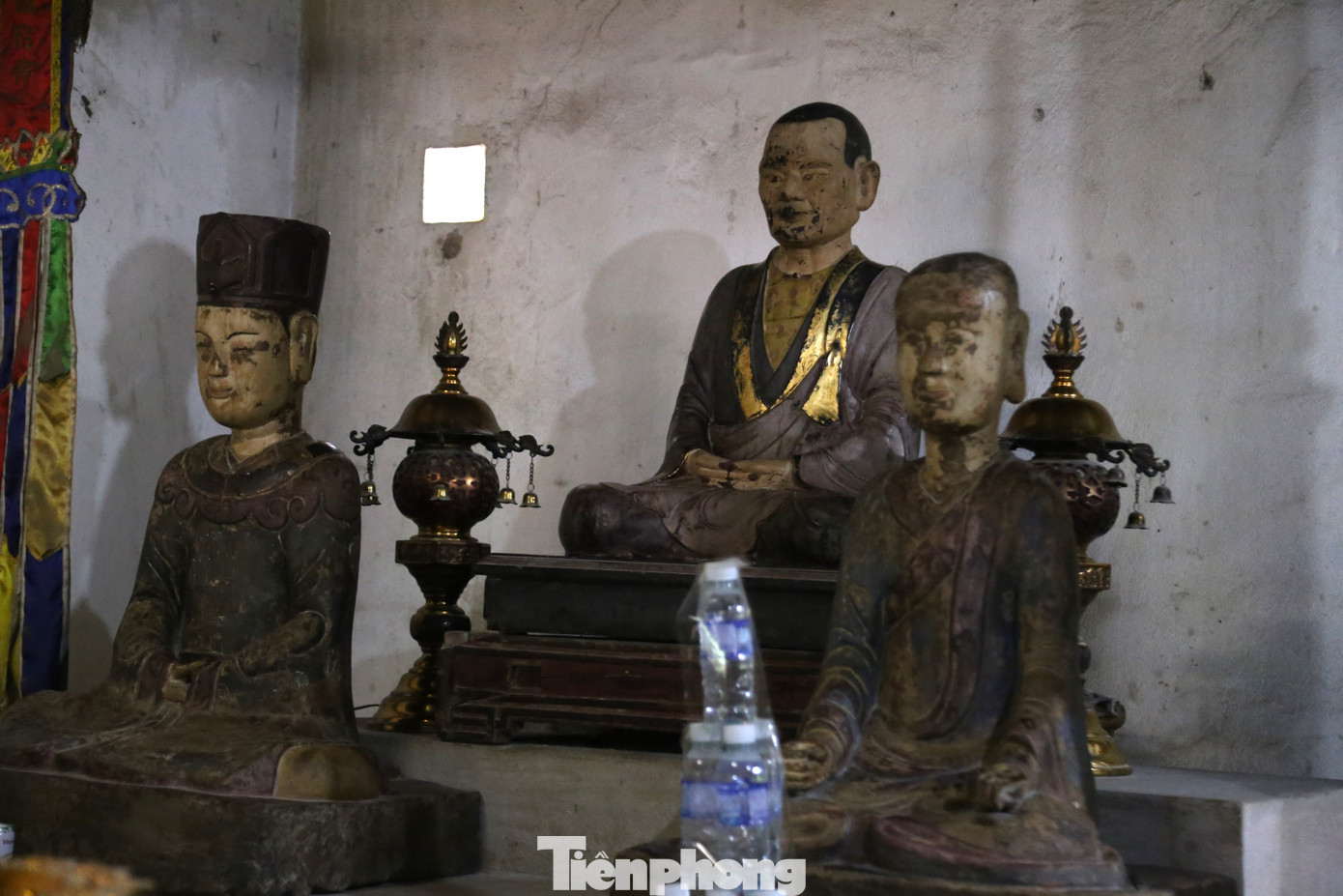 Ở chùa hạ và nhà Tổ sư thờ 10 pho tượng, riêng 3 pho tượng ở nhà Tổ sư được tạo tác với những đường nét khác biệt.