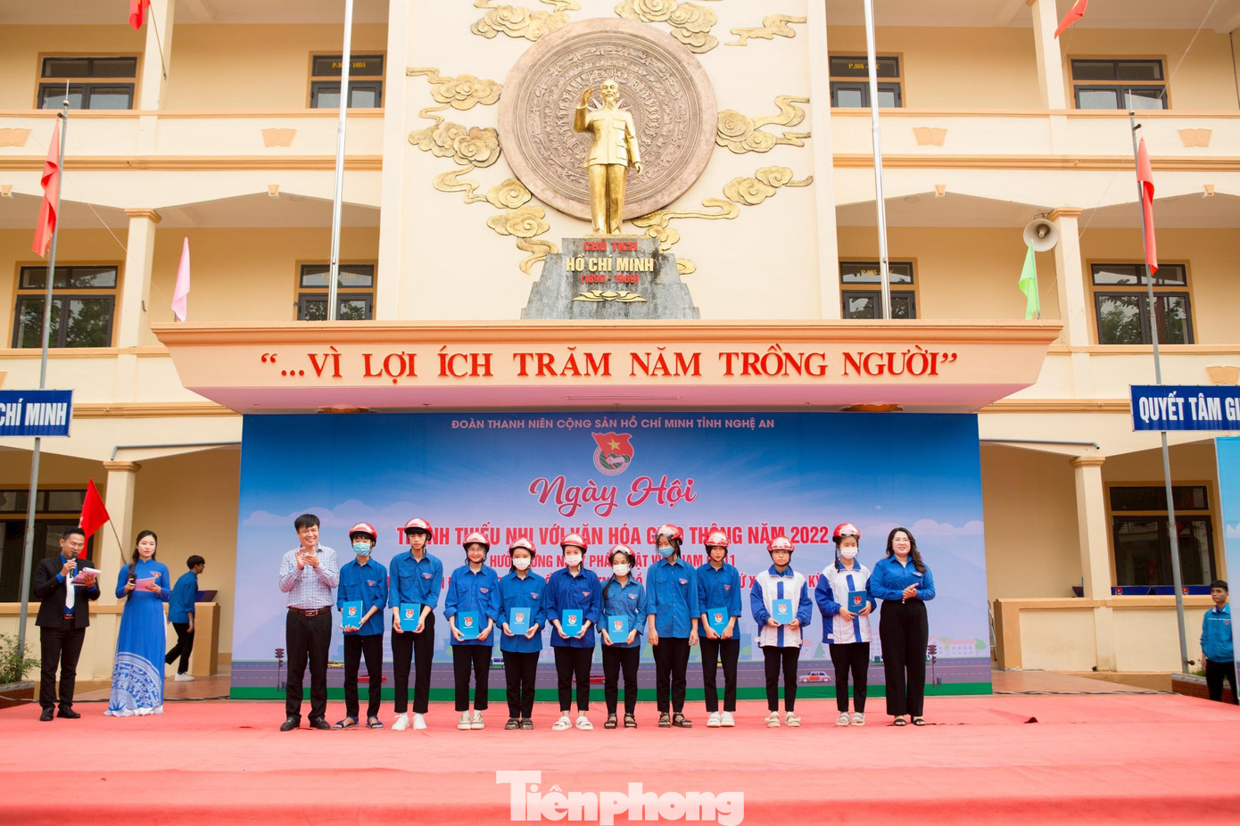 Để động viên, khích lệ các em học sinh có hoàn cảnh khó khăn vươn lên học tốt của Trường THPT Thanh Chương 3, Ban Thường vụ Tỉnh Đoàn Nghệ An, Huyện ủy Thanh Chương dành tặng 10 suất quà cho 10 em học sinh, mỗi suất trị giá 500.000 đồng và 1 mũ bảo hiểm. Công an tỉnh Nghệ An cũng dành tặng 10 suất quà cho 10 em học sinh, mỗi suất trị giá 500.000 đồng.