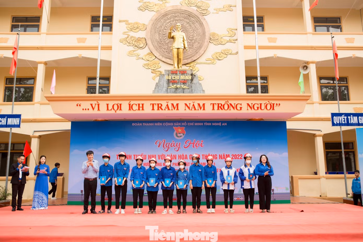 Để động viên, khích lệ các em học sinh có hoàn cảnh khó khăn vươn lên học tốt của Trường THPT Thanh Chương 3, Ban Thường vụ Tỉnh Đoàn Nghệ An, Huyện ủy Thanh Chương dành tặng 10 suất quà cho 10 em học sinh, mỗi suất trị giá 500.000 đồng và 1 mũ bảo hiểm. Công an tỉnh Nghệ An cũng dành tặng 10 suất quà cho 10 em học sinh, mỗi suất trị giá 500.000 đồng. Để động viên, khích lệ các em học sinh có hoàn cảnh khó khăn vươn lên học tốt của Trường THPT Thanh Chương 3, Ban Thường vụ Tỉnh Đoàn Nghệ An, Huyện ủy Thanh Chương dành tặng 10 suất quà cho 10 em học sinh, mỗi suất trị giá 500.000 đồng và 1 mũ bảo hiểm. Công an tỉnh Nghệ An cũng dành tặng 10 suất quà cho 10 em học sinh, mỗi suất trị giá 500.000 đồng.