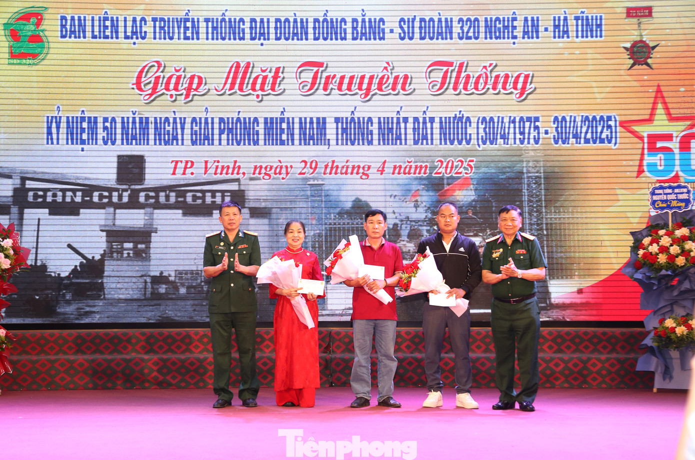 Dịp này, Ban liên lạc truyền thống Đại đoàn Đồng Bằng – Sư đoàn 320 Nghệ An – Hà Tĩnh đã trao tặng quà thân nhân các gia đình liệt sỹ tham gia chiến dịch chiến dịch Tây Nguyên và chiến dịch Hồ Chí Minh. Dịp này, Ban liên lạc truyền thống Đại đoàn Đồng Bằng – Sư đoàn 320 Nghệ An – Hà Tĩnh đã trao tặng quà thân nhân các gia đình liệt sỹ tham gia chiến dịch chiến dịch Tây Nguyên và chiến dịch Hồ Chí Minh.