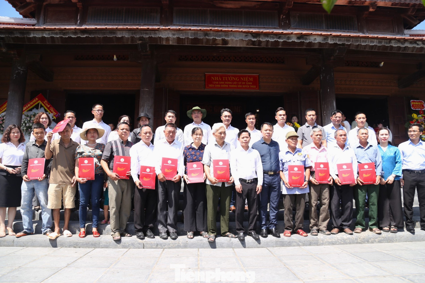 Trao tặng 13 suất quà cho 13 gia đình của các anh hùng, liệt sĩ hy sinh ở ‘tọa độ lửa’ Truông Bồn