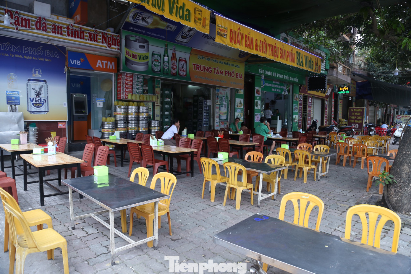 Những ngày này, tại các tuyến phố tập trung nhiều nhà hàng, quán nhậu như Phan Đăng Lưu, Lê Mao kéo dài, Nguyễn Sỹ Sách, Đại lộ Lênin… không còn không khí tấp nập, nhộn nhịp như trước đây. Thậm chí, một số quán không có khách ghé.