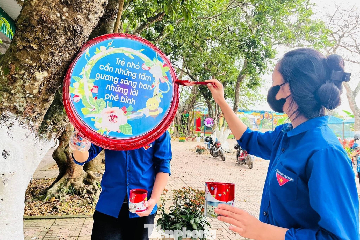 Thực hiện “Hành trình thứ hai của lốp xe”, đoàn viên thanh niên huyện Thanh Chương triển khai công trình sân chơi thể thao ngoài trời từ những vật liệu tái chế. Tận dụng những lốp xe cũ, bằng đôi tay khéo léo, các bạn trẻ đã sáng tạo nên những đồ vật trang trí và nhiều dụng cụ, đồ chơi phong phú khác, hình thành nên điểm vui chơi tại khuôn viên trường mầm non dành cho các em thiếu nhi.