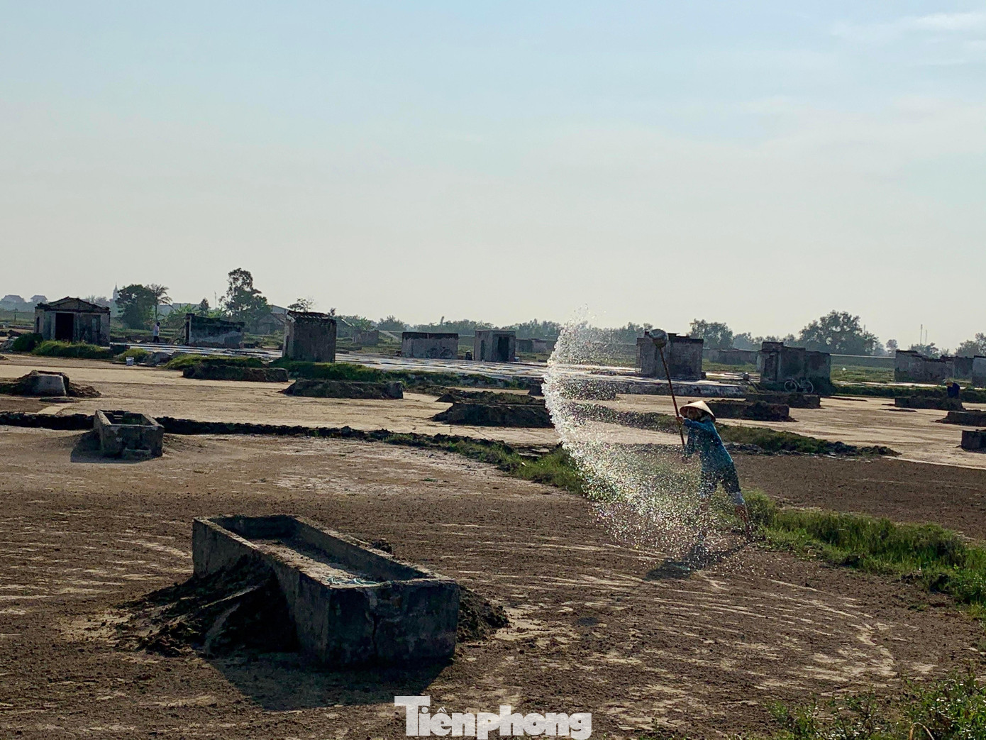 Hiện nay chỉ còn lại một số hộ dân ở xã Diễn Vạn bám trụ cầm chừng với nghề làm muối