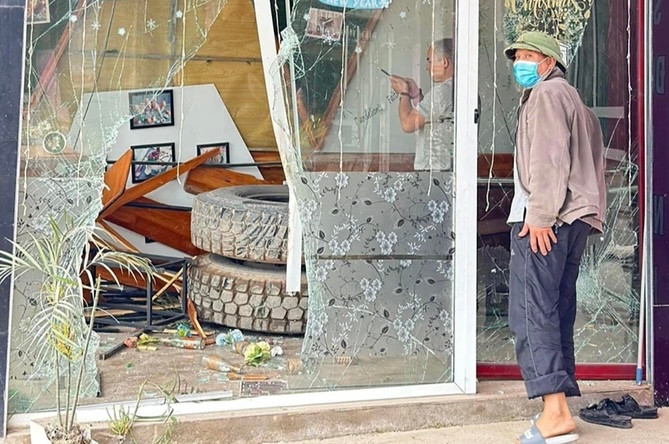 Kính cường lực và nhiều đồ đạc trong quán bị vỡ đổ.