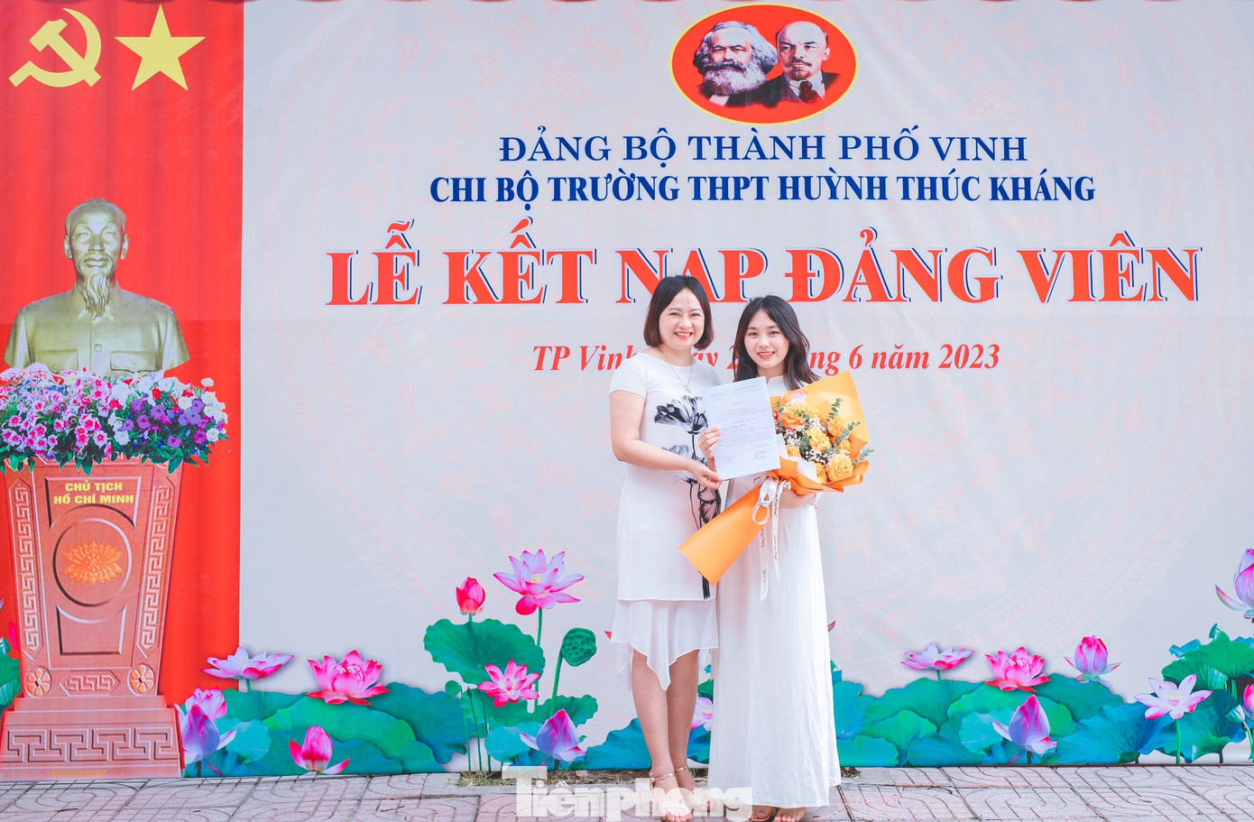 Em Nguyễn Ngọc Anh (học sinh lớp 12D1 THPT Huỳnh Thúc Kháng) vinh dự được kết nạp vào Đảng khi tròn 18 tuổi. Em Nguyễn Ngọc Anh (học sinh lớp 12D1 THPT Huỳnh Thúc Kháng) vinh dự được kết nạp vào Đảng khi tròn 18 tuổi.