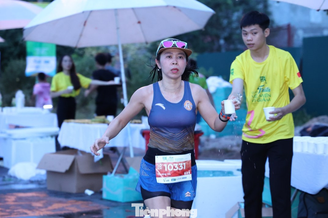 Để hỗ trợ cho các chân chạy, Ban tổ chức đã bố trí 14 điểm tiếp nước, tiếp năng lượng.
