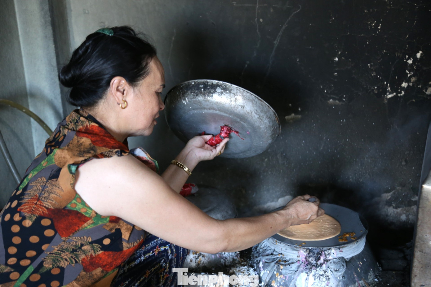 Gia đình bà Đinh Thị Chung (SN 1968) là một trong những hộ làm nghề bánh đa lâu đời ở làng Vĩnh Đức. “Từ nhỏ, tôi theo bố mẹ làm bánh đa. Cứ thế, nghề làm bánh đa theo tôi cho tới tận giờ. Trước đây, chúng tôi chỉ sản xuất bánh đa vừng đen truyền thống. Từ năm 2021, con gái tôi sáng tạo làm bánh đa khoai lang tím, bánh đa gấc,... Sản phẩm này được khách hàng rất ưa chuộng, làm đến đâu hết đến đó”, bà Chung chia sẻ. Gia đình bà Đinh Thị Chung (SN 1968) là một trong những hộ làm nghề bánh đa lâu đời ở làng Vĩnh Đức. “Từ nhỏ, tôi theo bố mẹ làm bánh đa. Cứ thế, nghề làm bánh đa theo tôi cho tới tận giờ. Trước đây, chúng tôi chỉ sản xuất bánh đa vừng đen truyền thống. Từ năm 2021, con gái tôi sáng tạo làm bánh đa khoai lang tím, bánh đa gấc,... Sản phẩm này được khách hàng rất ưa chuộng, làm đến đâu hết đến đó”, bà Chung chia sẻ.