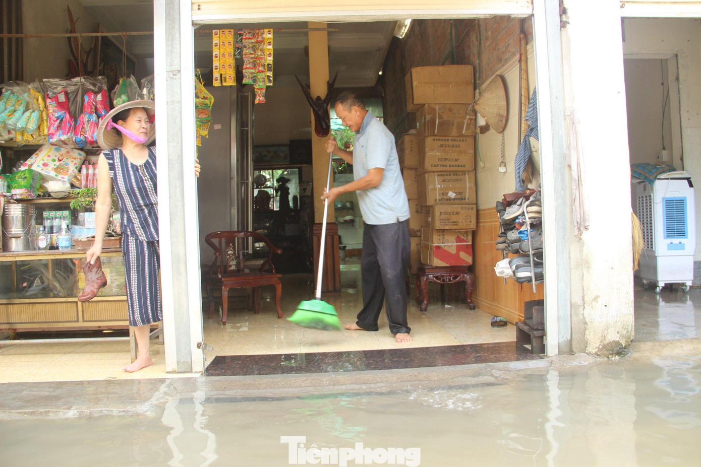 Tranh thủ nước rút, người dân dọn dẹp nhà cửa, sớm ổn định cuộc sống Tranh thủ nước rút, người dân dọn dẹp nhà cửa, sớm ổn định cuộc sống