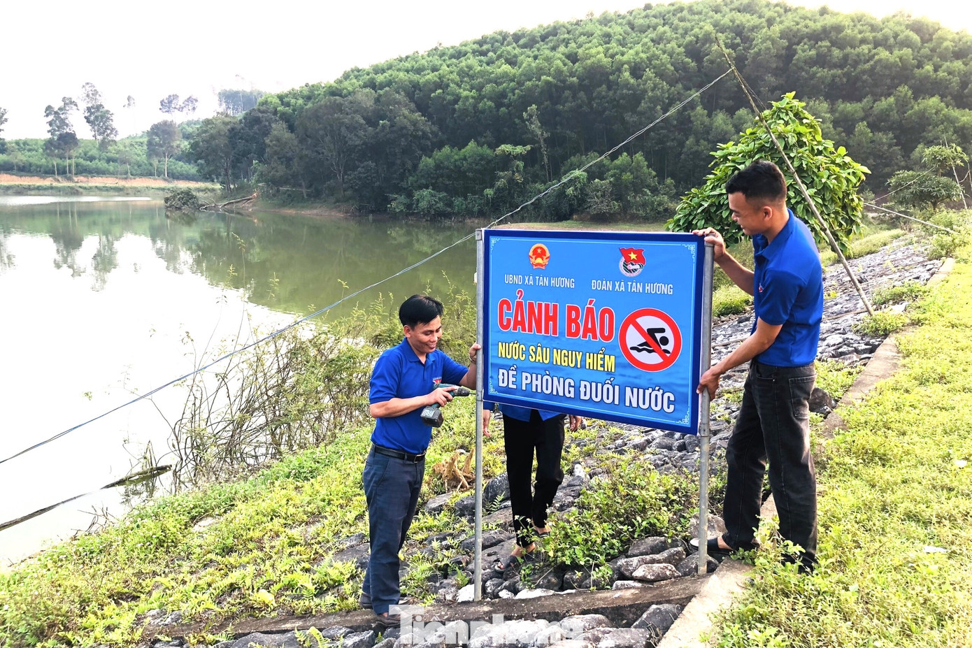 Lắp đặt mới và sửa chữa hệ thống biển cảnh báo ở các khu vực có nguy cơ xảy ra đuối nước.