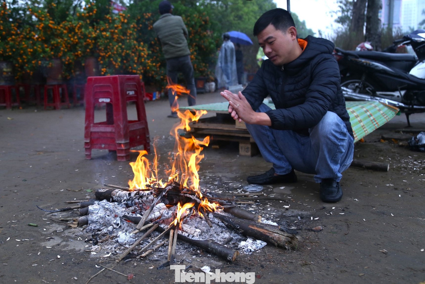 Trên nhiều tuyến phố ở thành phố Vinh như 72m, Đại lộ Lê Nin... dễ dàng bắt gặp những đống lửa lớn ngay trên vỉa hè để sưởi ấm.
