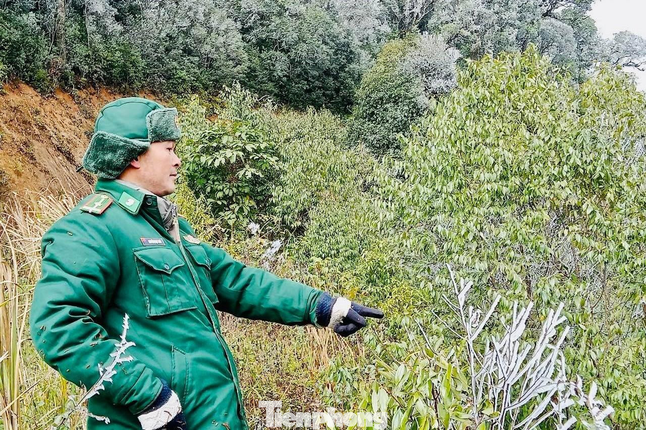 Trung tá Nguyễn Văn Hóa, Chính trị viên Đồn Biên phòng Na Ngoi (Bộ đội Biên phòng Nghệ An) cho biết: “Để đảm bảo sức khỏe cho cán bộ, chiến sĩ đang làm nhiệm vụ tại Trạm Kiểm soát biên phòng Buộc Mú trong thời tiết giá rét, đơn vị đã bổ sung thêm chăn ấm, đồ giữ nhiệt cho các đồng chí”. Trung tá Nguyễn Văn Hóa, Chính trị viên Đồn Biên phòng Na Ngoi (Bộ đội Biên phòng Nghệ An) cho biết: “Để đảm bảo sức khỏe cho cán bộ, chiến sĩ đang làm nhiệm vụ tại Trạm Kiểm soát biên phòng Buộc Mú trong thời tiết giá rét, đơn vị đã bổ sung thêm chăn ấm, đồ giữ nhiệt cho các đồng chí”.