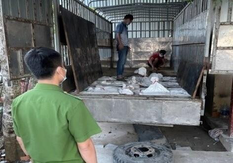 Chế khoang kín trong thùng xe để vận chuyển trái phép khoáng sản.