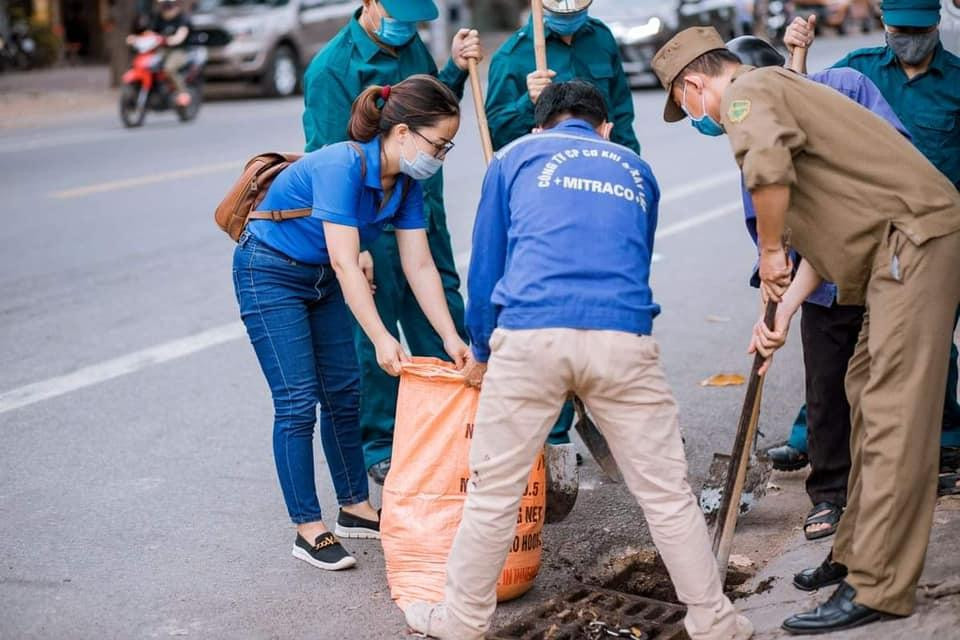 Nhanh tay nhặt từng vỏ bánh, bao nilong,… còn vương vãi trên nắp cống, bạn Phạm Kiều Linh (đoàn phường Trường Thi) nói: “Đây là hoạt động thiết thực, ý nghĩa góp phần giảm tình trạng ngập úng trước mùa mưa, bão sắp tới. Rác tù đọng gây ô nhiễm, cản trở việc thoát nước, đặc biệt vào mùa mưa. Việc khơi thông các cống thoát nước giúp người dân yên tâm hơn khi mùa mưa tới. Đồng thời giúp chúng em ý thức hơn trong việc bảo vệ môi trường”.