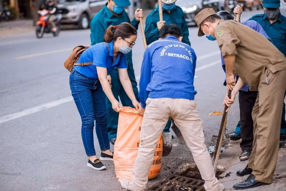 Nhanh tay nhặt từng vỏ bánh, bao nilong,… còn vương vãi trên nắp cống, bạn Phạm Kiều Linh (đoàn phường Trường Thi) nói: “Đây là hoạt động thiết thực, ý nghĩa góp phần giảm tình trạng ngập úng trước mùa mưa, bão sắp tới. Rác tù đọng gây ô nhiễm, cản trở việc thoát nước, đặc biệt vào mùa mưa. Việc khơi thông các cống thoát nước giúp người dân yên tâm hơn khi mùa mưa tới. Đồng thời giúp chúng em ý thức hơn trong việc bảo vệ môi trường”.