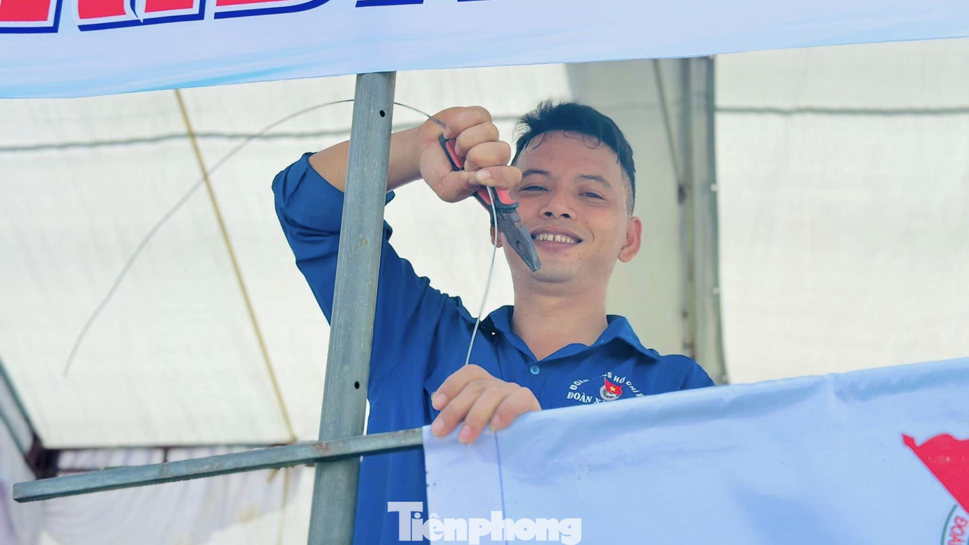 Thời tiết nắng nóng, nhưng các đoàn viên thanh niên vẫn hăng say với tinh thần xung kích, nhiệt huyết. Thời tiết nắng nóng, nhưng các đoàn viên thanh niên vẫn hăng say với tinh thần xung kích, nhiệt huyết.