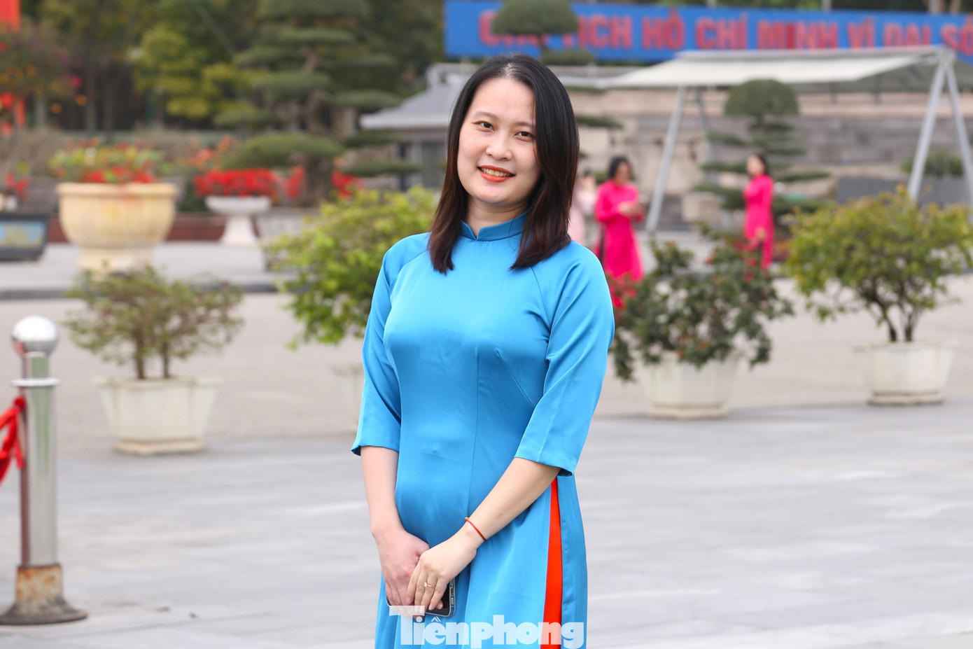 Người phụ nữ đẹp, duyên dáng, thanh lịch hơn khi mặc áo dài.