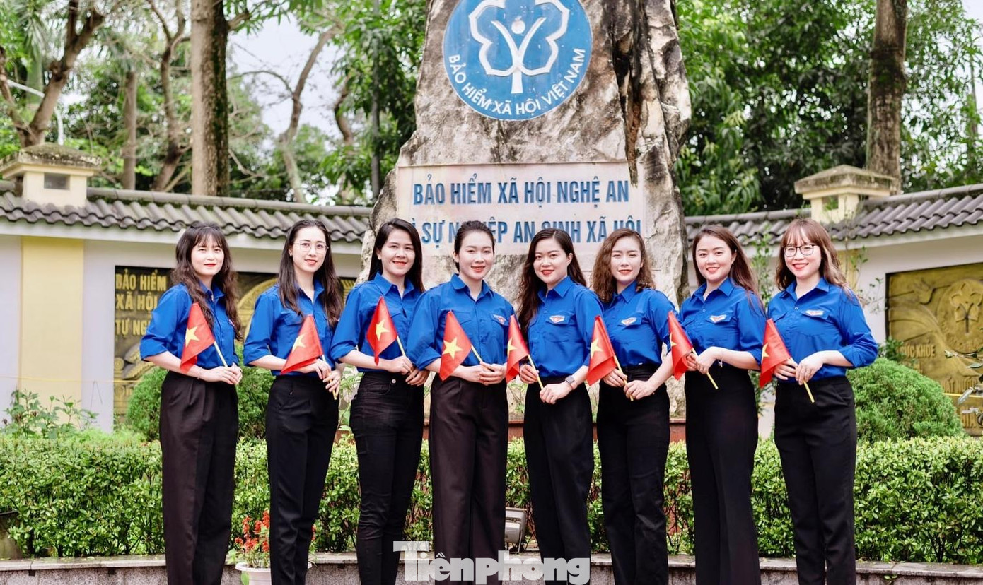 Màu xanh của áo đoàn thanh niên là màu của sự sống, của niềm tin, tình yêu và hy vọng. Tượng trưng cho thế hệ trẻ đầy bản lĩnh với một tâm hồn lạc quan, đủ mạnh mẽ và kiên định để lập thân lập nghiệp.