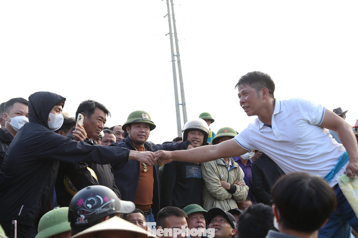 Người dân phấn khích, "thưởng nóng" cho đô vật ngay trên sới vật.