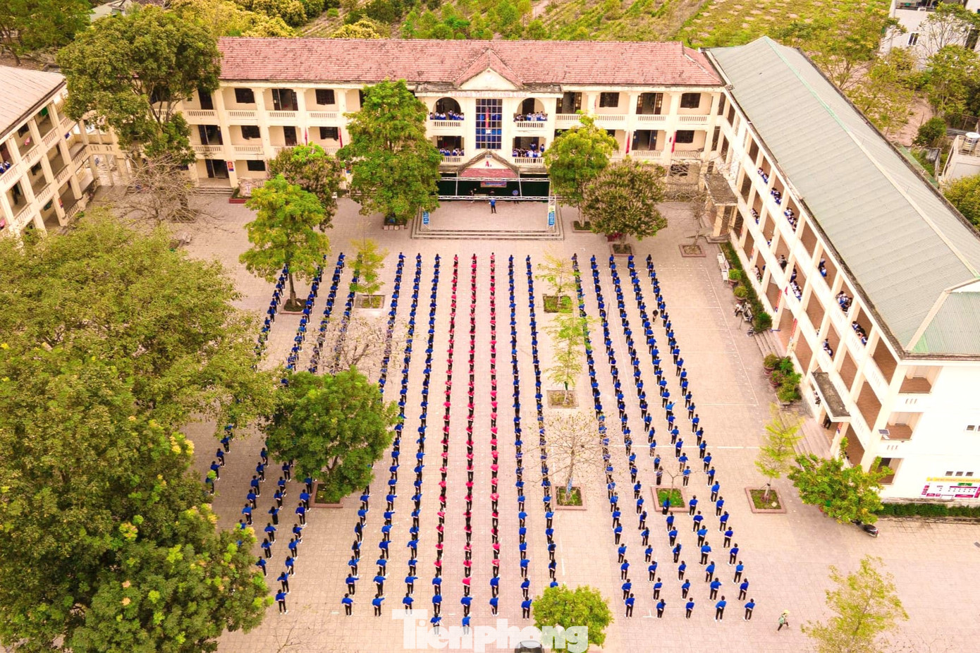 Hội thi “Đồng diễn sân trường” được tổ chức với sự tham gia của 8 trường THPT, Trung tâm giáo dục nghề nghiệp – giáo dục thường xuyên trên địa bàn huyện Quỳnh Lưu, Nghệ An với sự tham gia của hơn 4.000 đoàn viên, thanh niên. Ảnh: Thu Hiền. Hội thi “Đồng diễn sân trường” được tổ chức với sự tham gia của 8 trường THPT, Trung tâm giáo dục nghề nghiệp – giáo dục thường xuyên trên địa bàn huyện Quỳnh Lưu, Nghệ An với sự tham gia của hơn 4.000 đoàn viên, thanh niên. Ảnh: Thu Hiền.