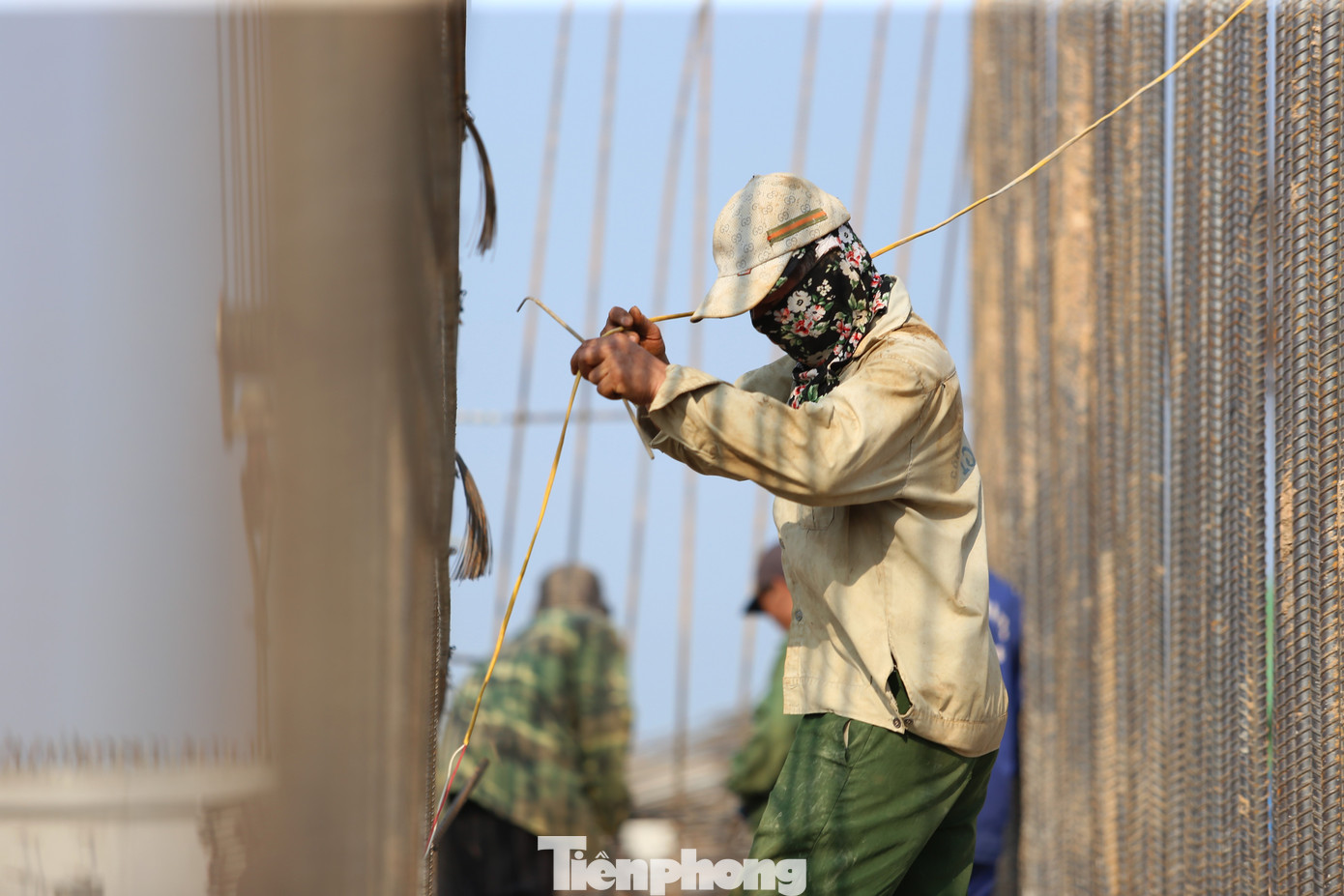 Một công nhân cho biết: “Mấy ngày nay nắng nóng khủng khiếp. Nắng từ trên trời chiếu xuống, nóng từ sắt thép, bê tông và que hàn toả ra khiến cho người lúc nào cũng đổ mồ hôi như tắm…”.
