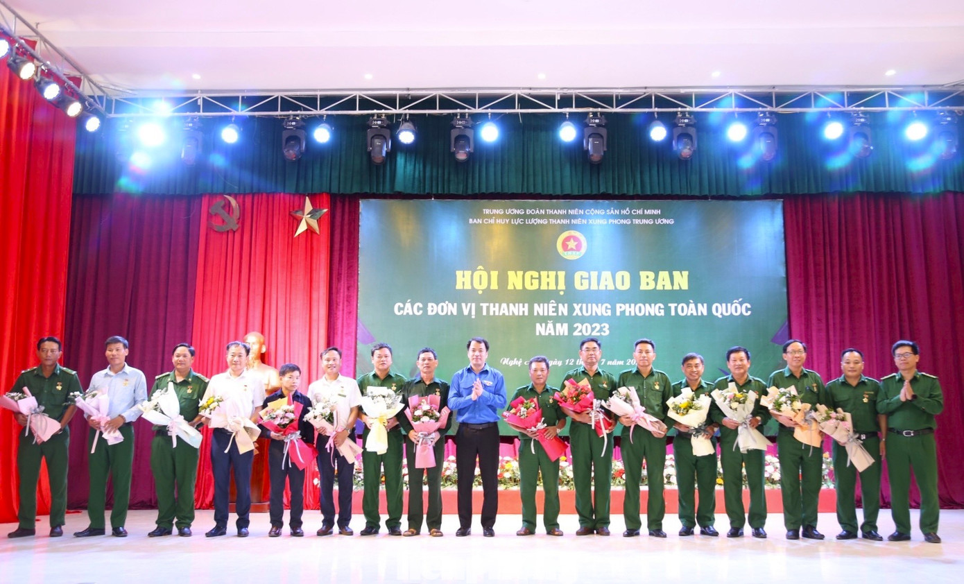 Các TNXP tiêu biểu toàn quốc nhận Kỷ niệm chương TNXP của T.Ư Đoàn