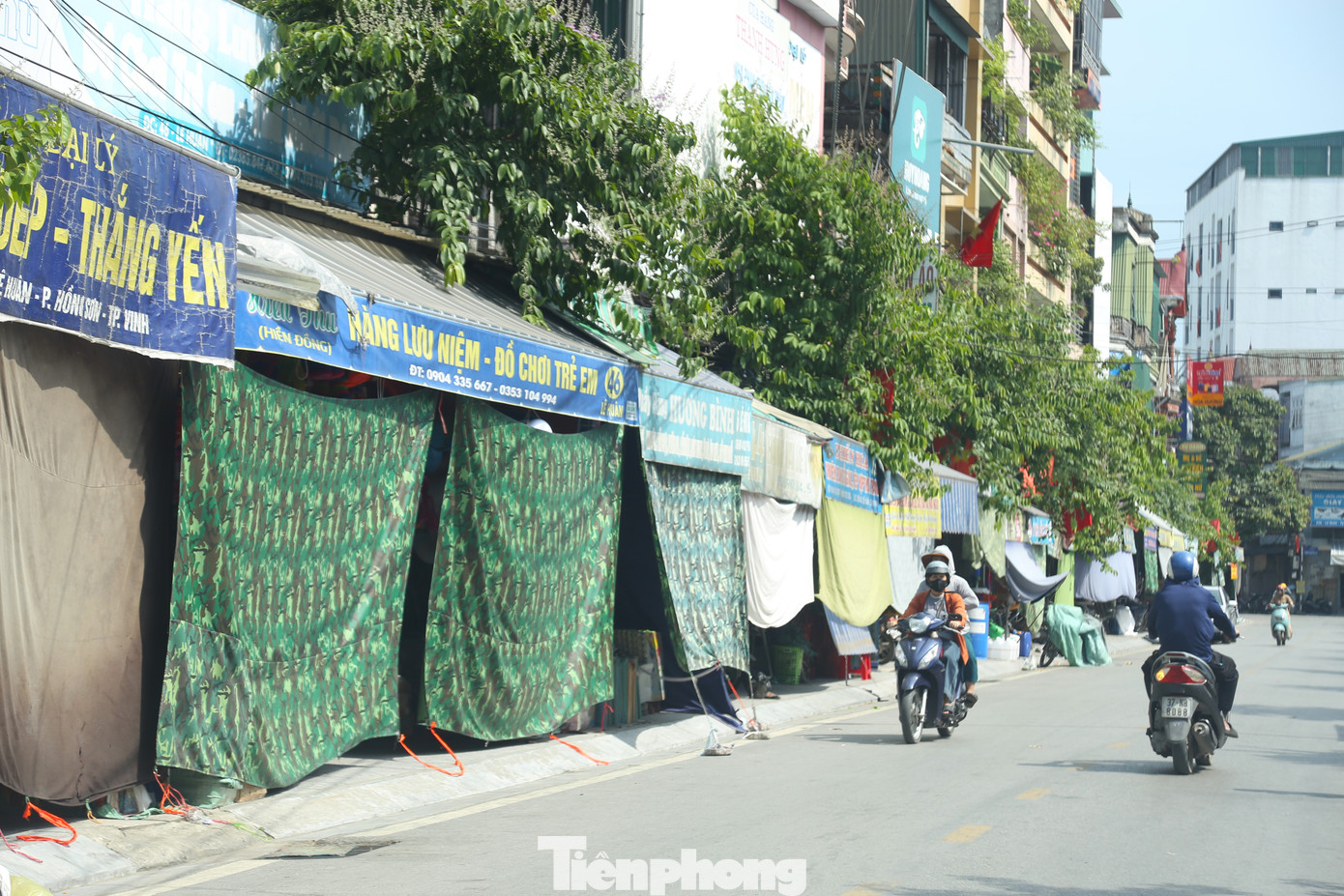 Nhiều cửa hàng phải căng bạt để tránh nắng