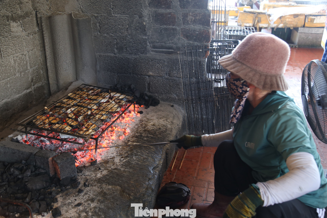 Cá tươi được làm sạch, nướng ngay tại cảng.
