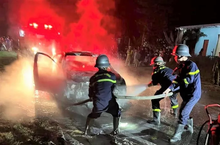 Lực lượng Cảnh sát PCCC nỗ lực khống chế ngọn lửa. Lực lượng Cảnh sát PCCC nỗ lực khống chế ngọn lửa.