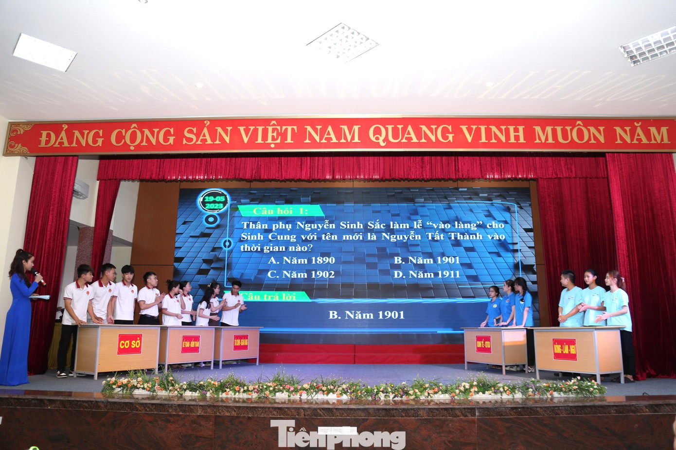 Phần thi “Tìm hiểu về cuộc đời sự nghiệp của Chủ tịch Hồ Chí Minh” có 5 đội thi, trải qua 2 phần thi bao gồm: thi trắc nghiệm và thi hùng biện. Ở phần thi trắc nghiệm có 20 câu hỏi, có 10 giây để suy nghĩ và đưa ra đáp án. Ở phần thi hùng biện, các đội đã được bốc thăm chủ đề trước cuộc thi. Mỗi đội cử một thành viên đại diện của đội lên hùng biện chủ đề đã được chuẩn bị. Thời gian trình bày phần thi hùng biện tối đa là 5 phút. Phần thi “Tìm hiểu về cuộc đời sự nghiệp của Chủ tịch Hồ Chí Minh” có 5 đội thi, trải qua 2 phần thi bao gồm: thi trắc nghiệm và thi hùng biện. Ở phần thi trắc nghiệm có 20 câu hỏi, có 10 giây để suy nghĩ và đưa ra đáp án. Ở phần thi hùng biện, các đội đã được bốc thăm chủ đề trước cuộc thi. Mỗi đội cử một thành viên đại diện của đội lên hùng biện chủ đề đã được chuẩn bị. Thời gian trình bày phần thi hùng biện tối đa là 5 phút.