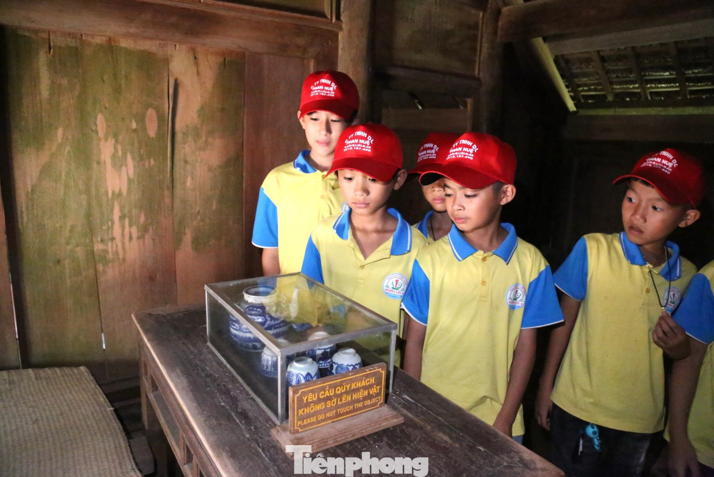 Phía trong ngôi nhà tranh của cụ Phó bảng Nguyễn Sinh Sắc ở làng Sen, nhiều kỷ vật gắn với cuộc đời của Người được lưu giữ nguyên vẹn, ẩn chứa giá trị lịch sử to lớn. Trong ảnh: Bộ ấm, chén của gia đình cụ Phó bảng Nguyễn Sinh Sắc.