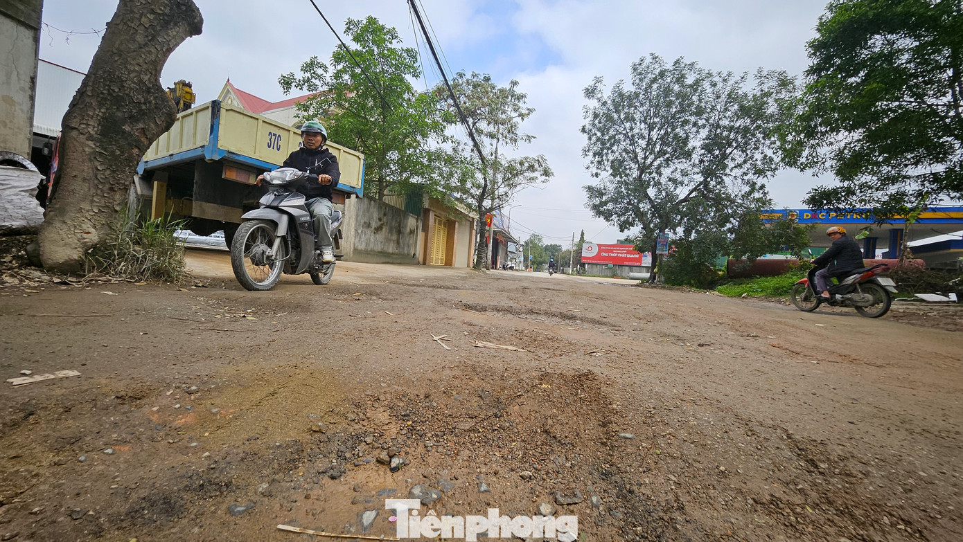 Ông Nguyễn Văn Khiêm, Chủ tịch UBND phường Hưng Đông cho hay: “Đường Nguyễn Chí Thanh đã hư hỏng nhiều năm nay, người dân đã có nhiều ý kiến phản ánh. Thành phố cũng đã có kế hoạch đầu tư con đường này, hiện đang trong giai đoạn điều chỉnh quy hoạch, hoàn thiện hồ sơ, thủ tục. Đối với vấn đề kiểm tra, xử lý xe trọng tải vượt quá thẩm quyền của phường. Địa phương cũng đề nghị các ban, ngành có biện pháp tuần tra để đảm bảo an toàn giao thông, hạn chế tình trạng xuống cấp, xói lở gia tăng”.