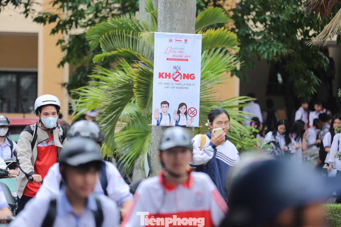 Cờ hoa, băng rôn tuyên truyền “nói không với thuốc lá” đều đã được treo ở nhiều vị trí trong và ngoài trường