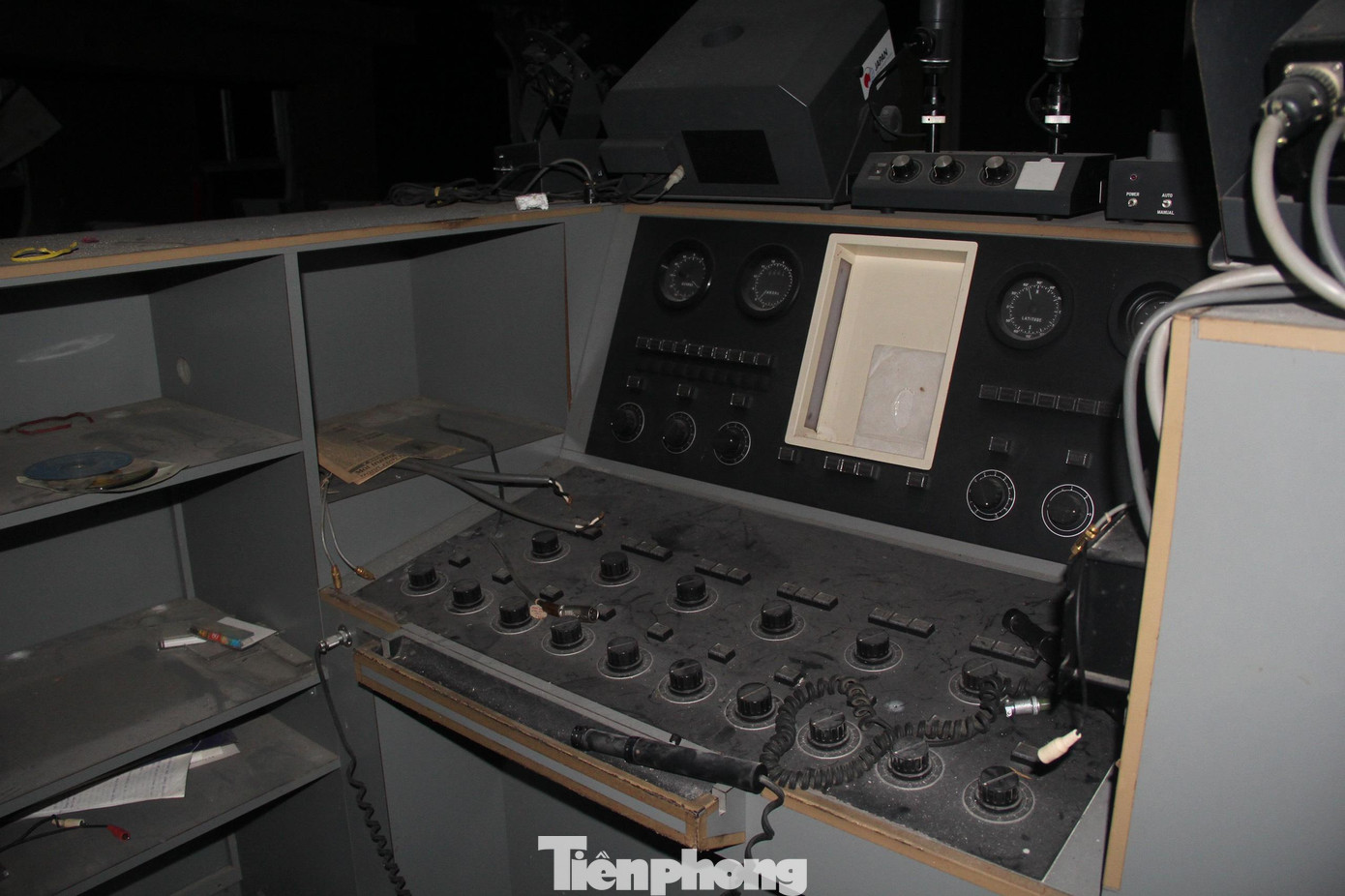 Theo ghi nhận của PV, hệ thống điện bên trong khu nhà đã bị tháo, vứt vương vãi khắp nơi. Khu vực nhà chiếu phía trên với hệ thống máy móc từng rất hiện đại, tối đen.