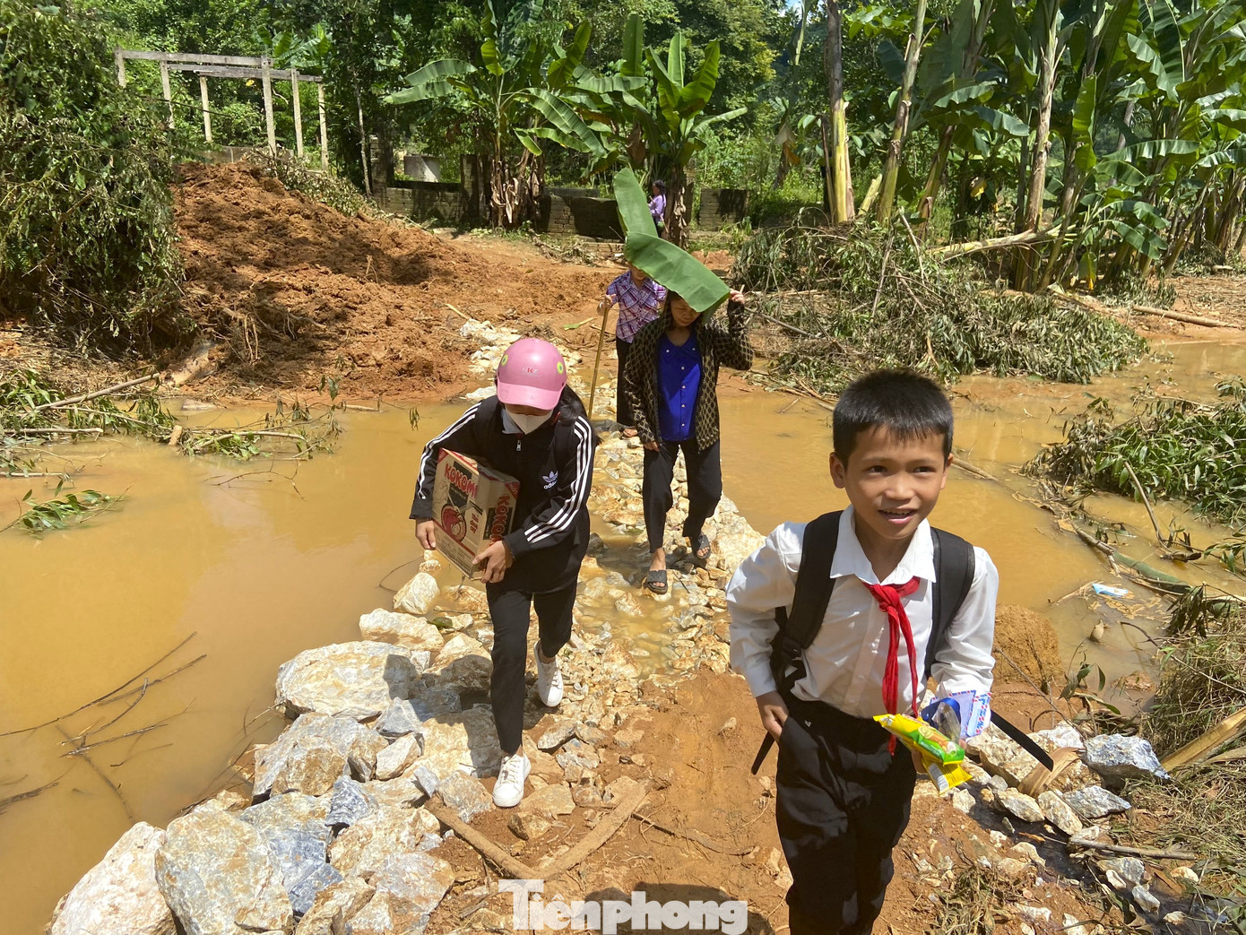 Sau khi con đường mới xuyên qua rừng keo và khe suối nối từ bản Minh Châu sang bản Minh Tiến được hoàn thành, người dân, học sinh thuận tiện di chuyển.