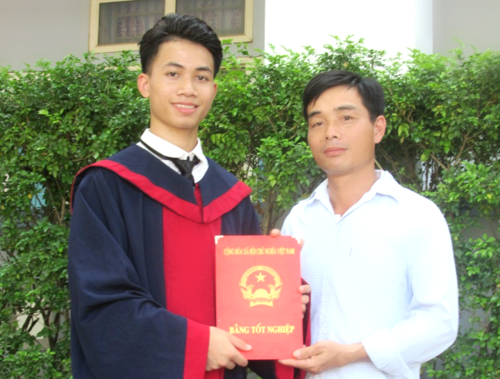 Vi Văn Tuấn chụp ảnh kỷ yếu cùng bố