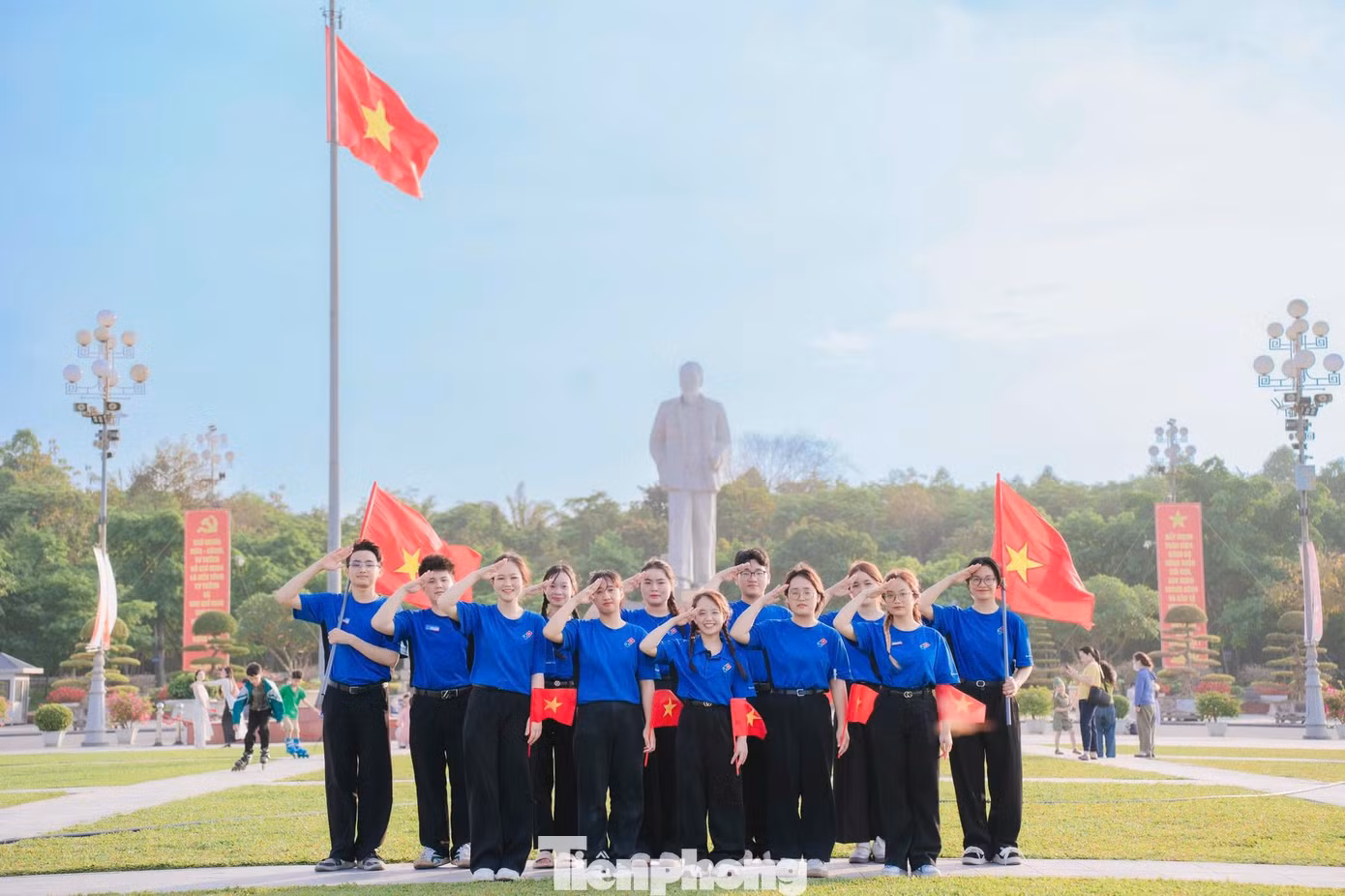 Đối với người trẻ - nền hòa bình, độc lập, thống nhất hiện nay là vô giá. Họ không những biết ơn, tự hào, mà còn có trách nhiệm kế thừa, tiếp nối và dựng xây đất nước ngày càng phát triển giàu mạnh.
