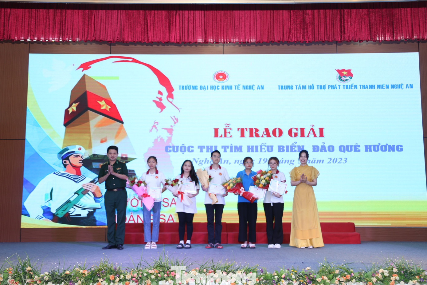 Cuộc thi Tìm hiểu về biển, đảo Việt Nam được triển khai từ ngày 12/5 – 16/5/2023. Đã có 478 sinh viên trường Đại học kinh tế Nghệ An tham gia. Trong ảnh, BTC trao giấy chứng nhận cho 5 thí sinh có kết quả trả lời chính xác và nhanh nhất. Cuộc thi Tìm hiểu về biển, đảo Việt Nam được triển khai từ ngày 12/5 – 16/5/2023. Đã có 478 sinh viên trường Đại học kinh tế Nghệ An tham gia. Trong ảnh, BTC trao giấy chứng nhận cho 5 thí sinh có kết quả trả lời chính xác và nhanh nhất.
