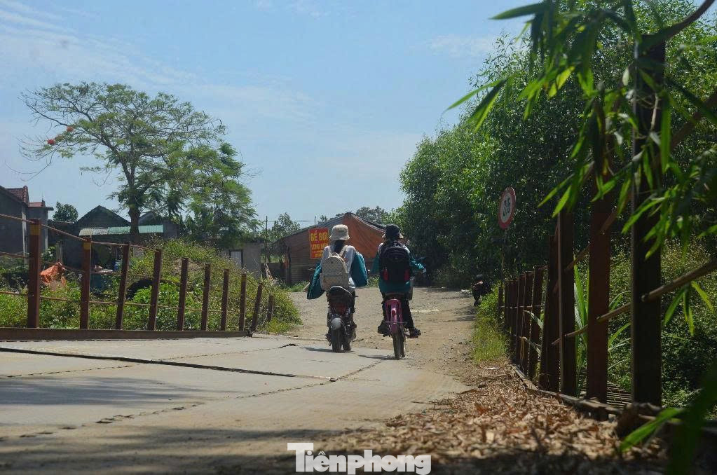 Lan can đổ nghiêng, thanh sắt bị cong, các ván sắt phát ra tiếng động rất lớn mỗi khi có phương tiện di chuyển qua.