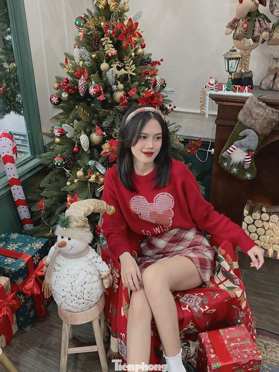 Nắm bắt xu hướng này, các quán cà phê cũng đã bài trí không gian Giáng sinh đủ sắc màu rực rỡ nhằm hút khách. Có những điểm khách đến thưởng thức thức uống thì không mất phí; có những điểm phải trả phí chụp ảnh với mức giá 20.000 - 50.000 đồng/lượt (tuỳ theo yêu cầu của khách có thuê thêm người chụp hay phụ kiện khác).