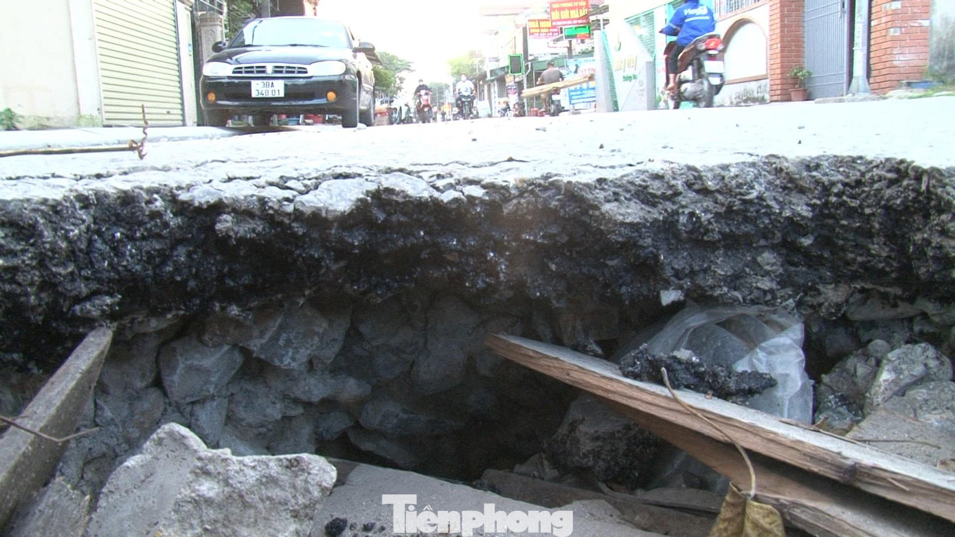 Ghi nhận của PV sáng 11/5, đoạn đường Mai Lão Bạng chỉ dài khoảng 1km, nhưng đã xuất hiện nhiều điểm xuống cấp, bong tróc, vỡ bê tông và sụt lún.