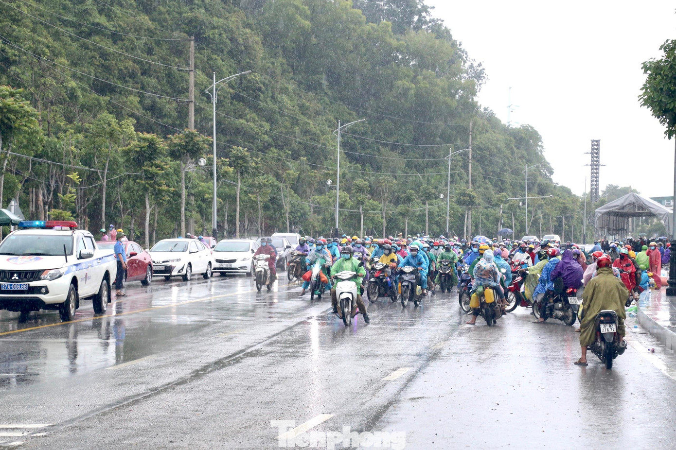 Ông Nguyễn Văn Hải - Phó Giám đốc Sở GTVT tỉnh Nghệ An cho biết: “Những đoàn dừng chân ở Nghệ An, chúng tôi đã bố trí đón tiếp công dân ở dưới chân núi Dũng Quyết. Sau đó, phối hợp với lực lượng CSGT tỉnh, Công an TP Vinh để bố trí thành 2 nhóm, một nhóm dẫn đoàn đưa đi cách ly tập trung và một nhóm dẫn đoàn tiếp tục di chuyển về các tỉnh thành khác”, ông Hải nói. Ông Nguyễn Văn Hải - Phó Giám đốc Sở GTVT tỉnh Nghệ An cho biết: “Những đoàn dừng chân ở Nghệ An, chúng tôi đã bố trí đón tiếp công dân ở dưới chân núi Dũng Quyết. Sau đó, phối hợp với lực lượng CSGT tỉnh, Công an TP Vinh để bố trí thành 2 nhóm, một nhóm dẫn đoàn đưa đi cách ly tập trung và một nhóm dẫn đoàn tiếp tục di chuyển về các tỉnh thành khác”, ông Hải nói.