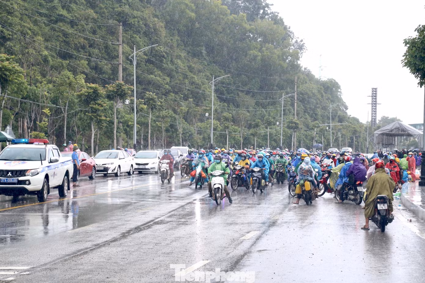 Ông Nguyễn Văn Hải - Phó Giám đốc Sở GTVT tỉnh Nghệ An cho biết: “Những đoàn dừng chân ở Nghệ An, chúng tôi đã bố trí đón tiếp công dân ở dưới chân núi Dũng Quyết. Sau đó, phối hợp với lực lượng CSGT tỉnh, Công an TP Vinh để bố trí thành 2 nhóm, một nhóm dẫn đoàn đưa đi cách ly tập trung và một nhóm dẫn đoàn tiếp tục di chuyển về các tỉnh thành khác”, ông Hải nói.