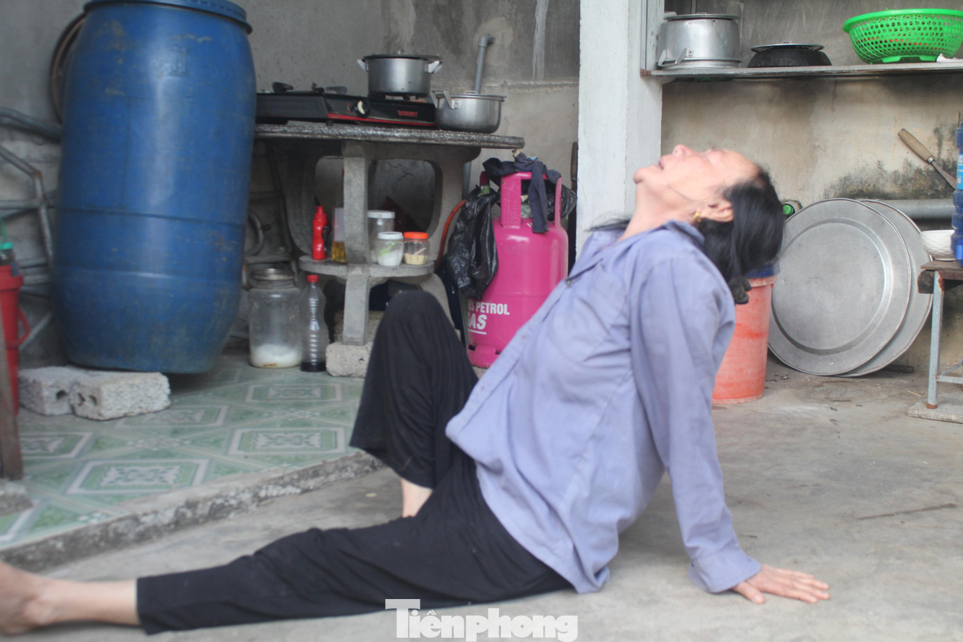 Bà Nhụ khóc trong đau đớn