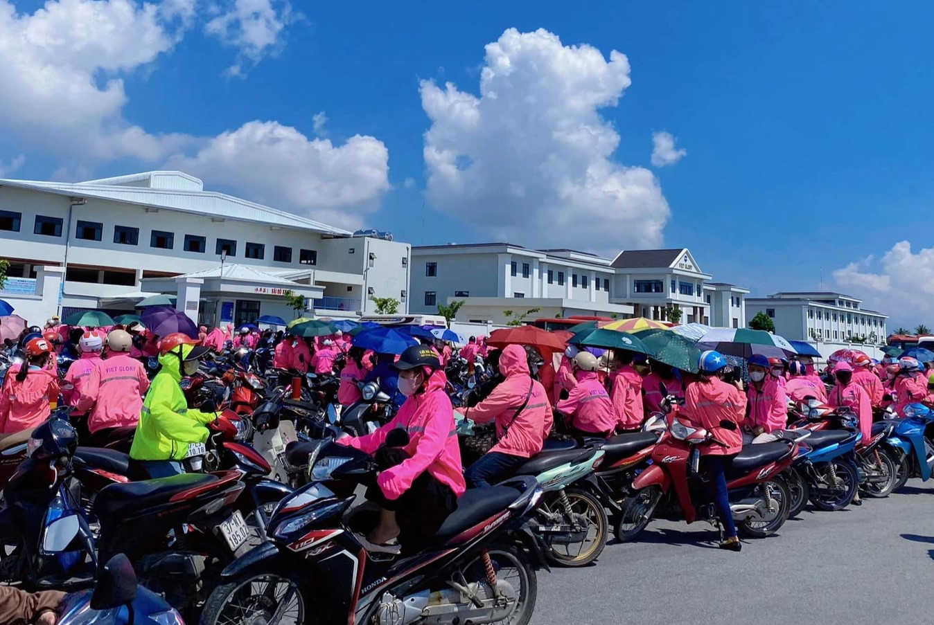 Công nhân tập trung trước công ty sáng 3/10 nhưng không vào làm việc