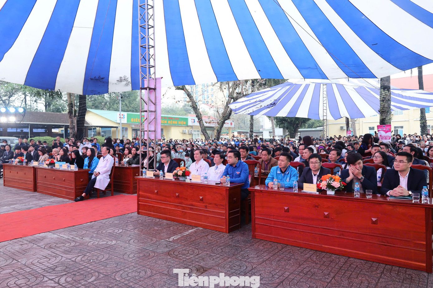 Chiều 19/2, Bộ Y tế, Câu lạc bộ Bí thư Đoàn thanh niên ngành Y tế và các đơn vị đồng hành tổ chức chương trình “Mang âm nhạc đến bệnh viện” tại Bệnh viện Ung bướu Nghệ An. Tham dự có anh Bùi Đình Tuấn - Bí thư Đoàn thanh niên Bộ Y tế; TS.BS Lê Thị Hoài Chung - Tỉnh ủy viên, Giám đốc Sở Y tế Nghệ An; PGS.TS Nguyễn Quang Trung – Bí thư Đảng ủy, Giám đốc Bệnh viện Ung bướu Nghệ An; chị Nguyễn Thị Phương Thúy - Ủy viên BCH T.Ư đoàn, Bí thư Tỉnh Đoàn Nghệ An.