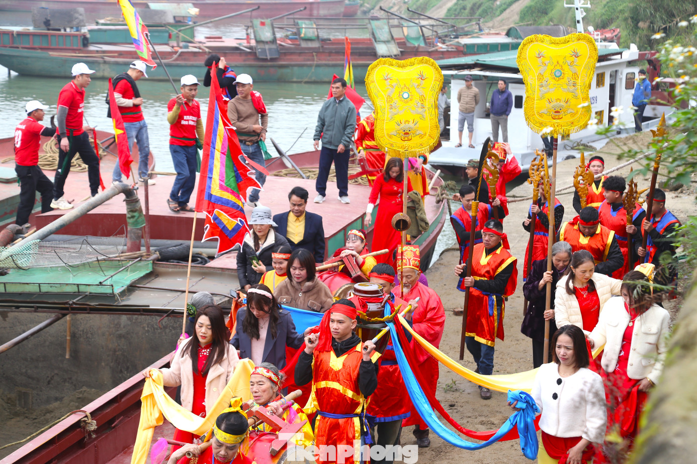 Sau khi hoàn tất nghi thức lấy nước, đoàn rước sẽ quay thuyền, xuôi dòng sông Lam về bến Sa Nam. Sau khi hoàn tất nghi thức lấy nước, đoàn rước sẽ quay thuyền, xuôi dòng sông Lam về bến Sa Nam.