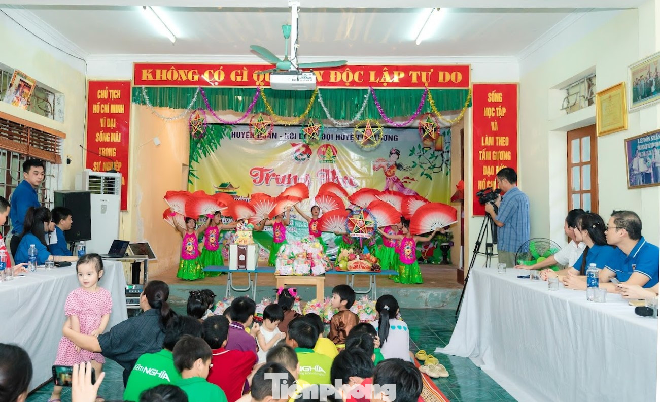Ban Thường vụ Huyện đoàn – Hội đồng đội huyện Đô Lương, Nghệ An tổ chức chương trình vui Tết Trung thu cho các em thiếu nhi tại Trung tâm Công tác xã hội tỉnh Nghệ An.