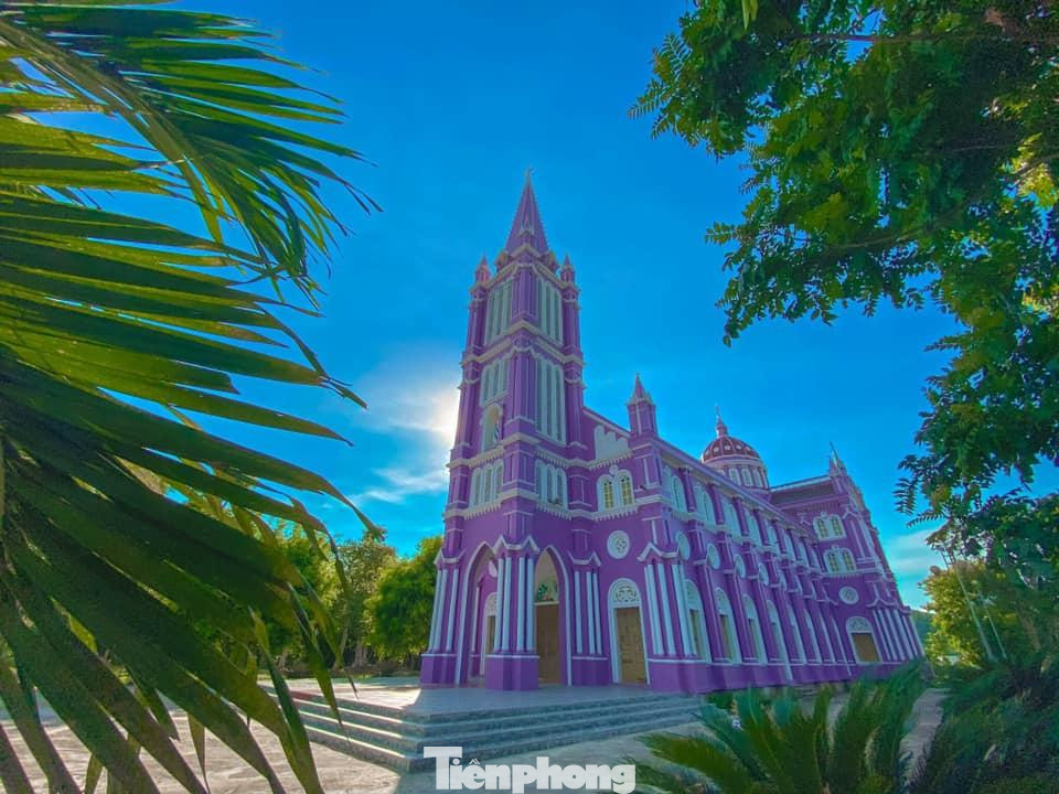 Nhà thờ giáo họ Xuân Yến, thuộc giáo xứ Nghĩa Thành (huyện Nghĩa Đàn, Nghệ An), được xây dựng từ năm 2010, hoàn thành sau 14 tháng thi công. Tất cả nguyên vật liệu, ngày công đều do bà con trong giáo xứ đóng góp xây dựng.