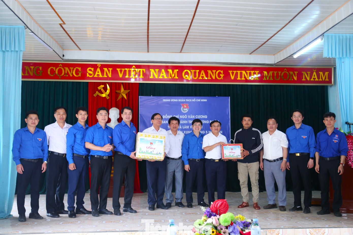 Tặng quà cho Tổng đội TNXP 5 và một đội viên có hoàn cảnh khó khăn